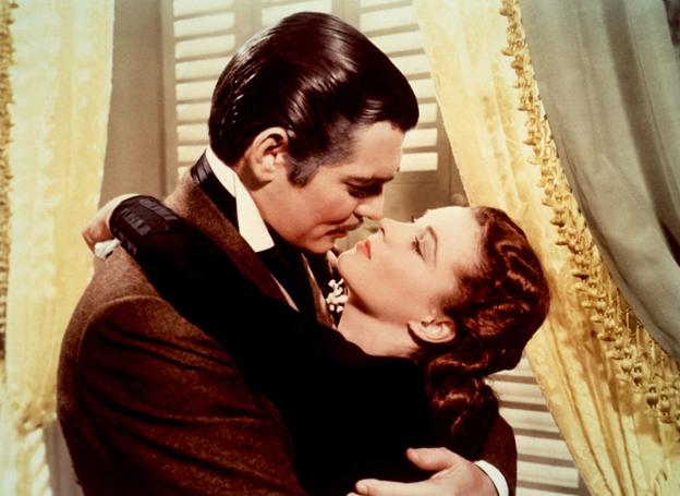 El beso de Rhett Butler y Escarlata O'Hara en 'Lo que el viento se llevó'.