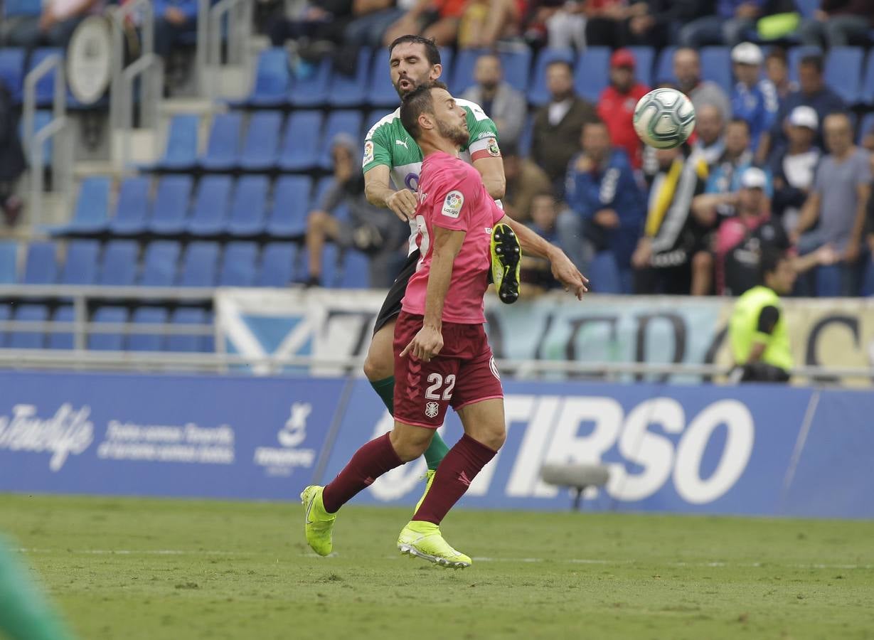 El Racing completa en Tenerife uno de sus peores partidos de la temporada y, a pesar de todo, logra sacar un empate en el minuto 93 para cobrarse parte de los puntos perdidos en los últimos minutos de otros encuentros