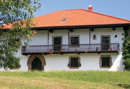 Imagen principal - Casa de los Tiros, en Molledo. Caserío redondo, en San Martín de Quevedo. Vista de la torre de Quevedo, en San Martín.