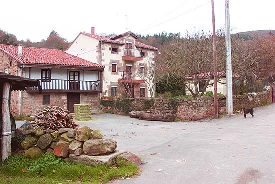 Hilera de casas de una barriada de Calga.