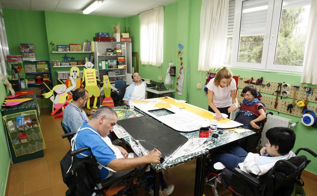 Amica firma un convenio con la asociación de escritores para abrir una librería solidaria