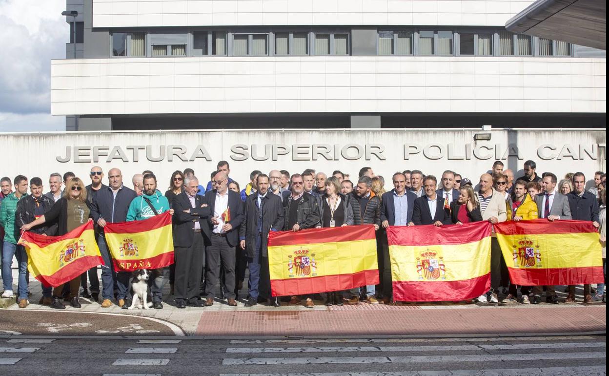 Policías de Cantabria apoyan a sus compañeros en Cataluña y critican la falta medios