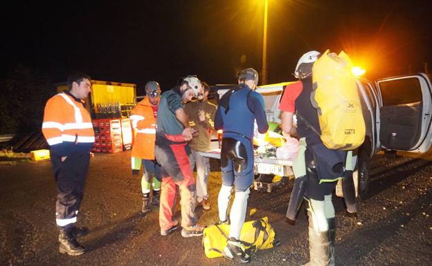 Imagen. El equipo de espeleosocorro, anoche, preparándose para entrar en la cueva.