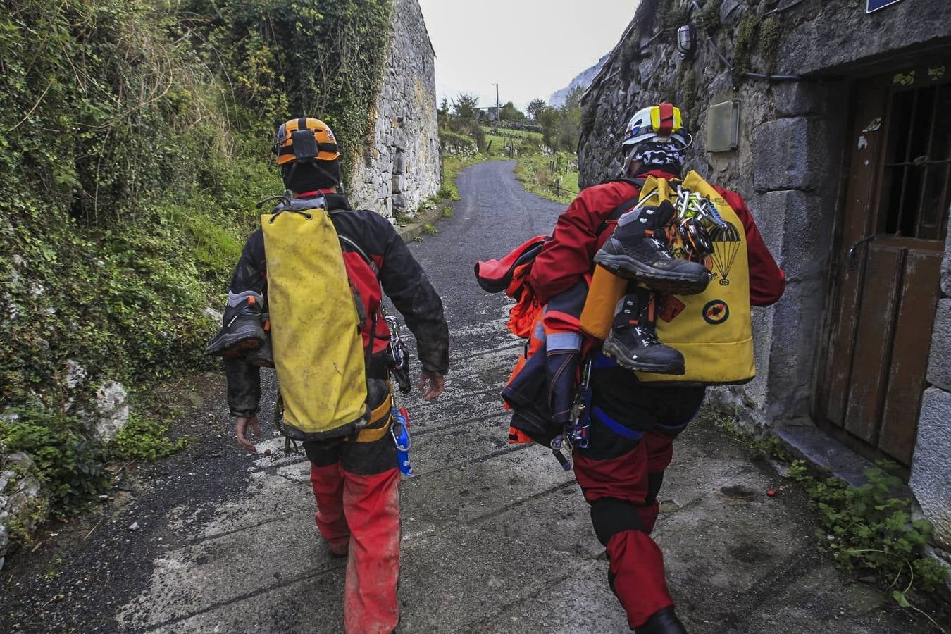 En Arredondo los efectivos de emergencias trabajaron este lunes sin descanso para rescatar a los espeleólogos, a relevos dentro de la cueva para conseguir llegar hasta ellos