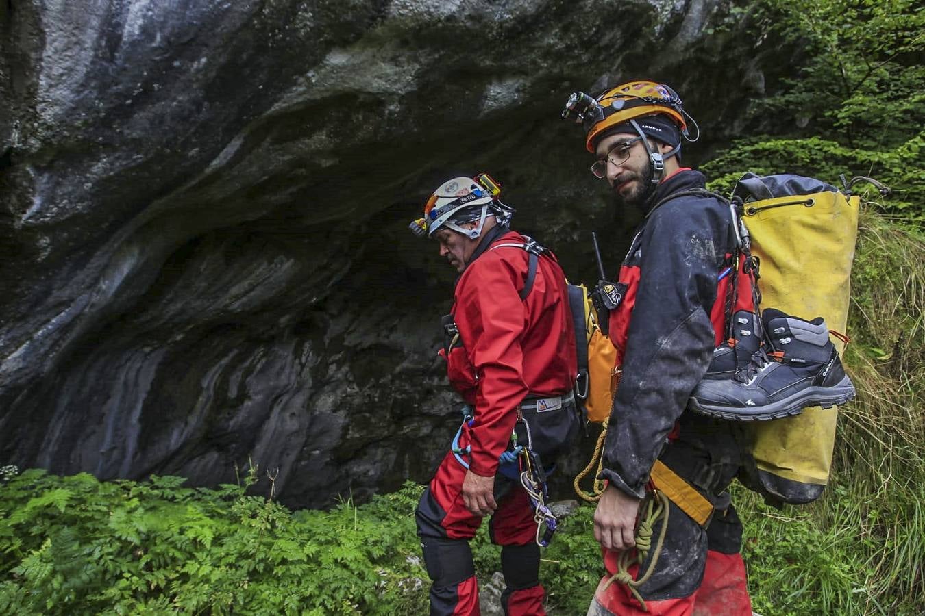 En Arredondo los efectivos de emergencias trabajaron este lunes sin descanso para rescatar a los espeleólogos, a relevos dentro de la cueva para conseguir llegar hasta ellos