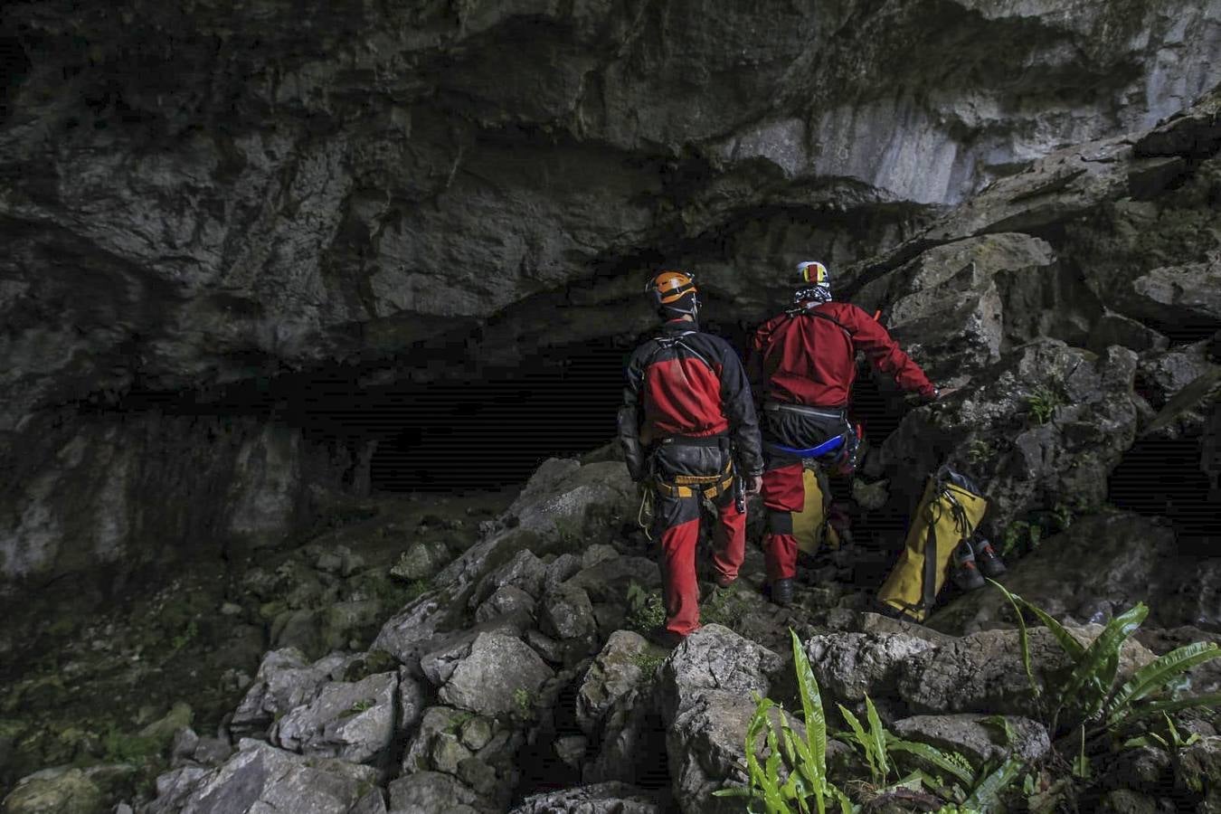 En Arredondo los efectivos de emergencias trabajaron este lunes sin descanso para rescatar a los espeleólogos, a relevos dentro de la cueva para conseguir llegar hasta ellos