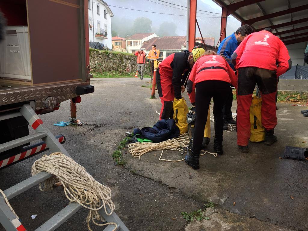 En Arredondo los efectivos de emergencias trabajaron este lunes sin descanso para rescatar a los espeleólogos, a relevos dentro de la cueva para conseguir llegar hasta ellos