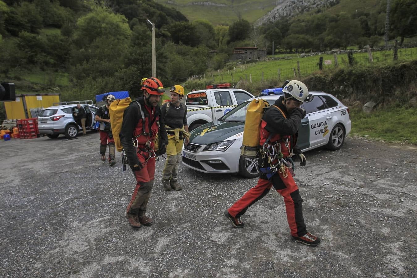 En Arredondo los efectivos de emergencias trabajaron este lunes sin descanso para rescatar a los espeleólogos, a relevos dentro de la cueva para conseguir llegar hasta ellos