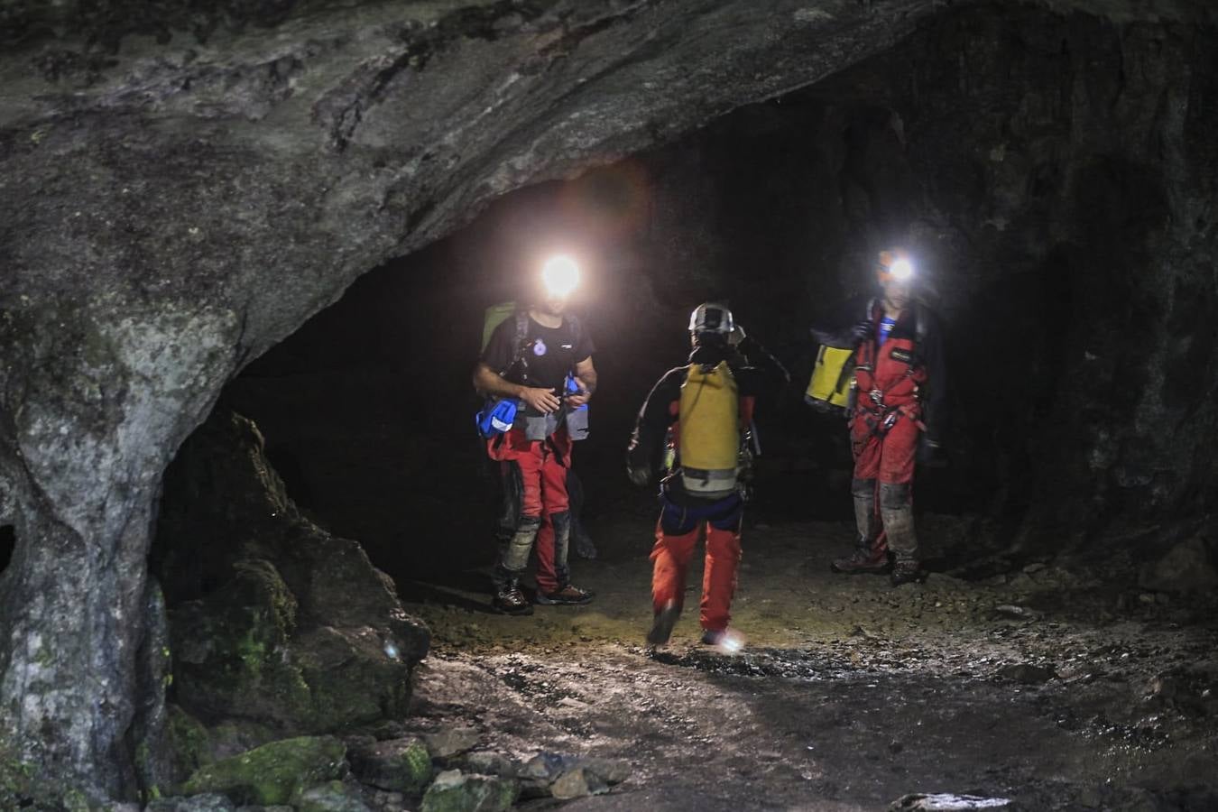 En Arredondo los efectivos de emergencias trabajaron este lunes sin descanso para rescatar a los espeleólogos, a relevos dentro de la cueva para conseguir llegar hasta ellos