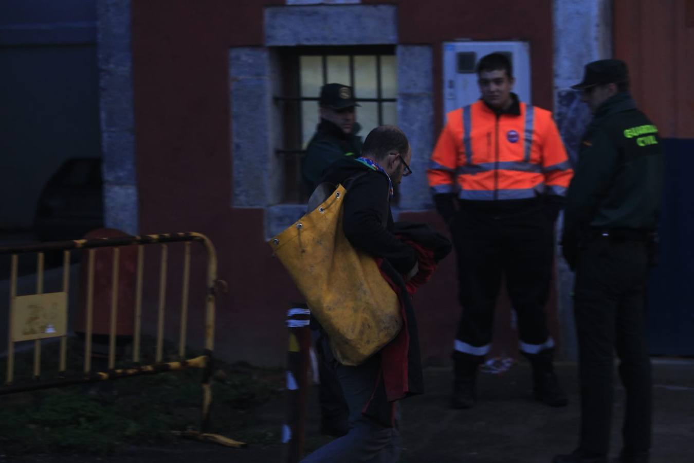 En Arredondo los efectivos de emergencias trabajaron este lunes sin descanso para rescatar a los espeleólogos, a relevos dentro de la cueva para conseguir llegar hasta ellos