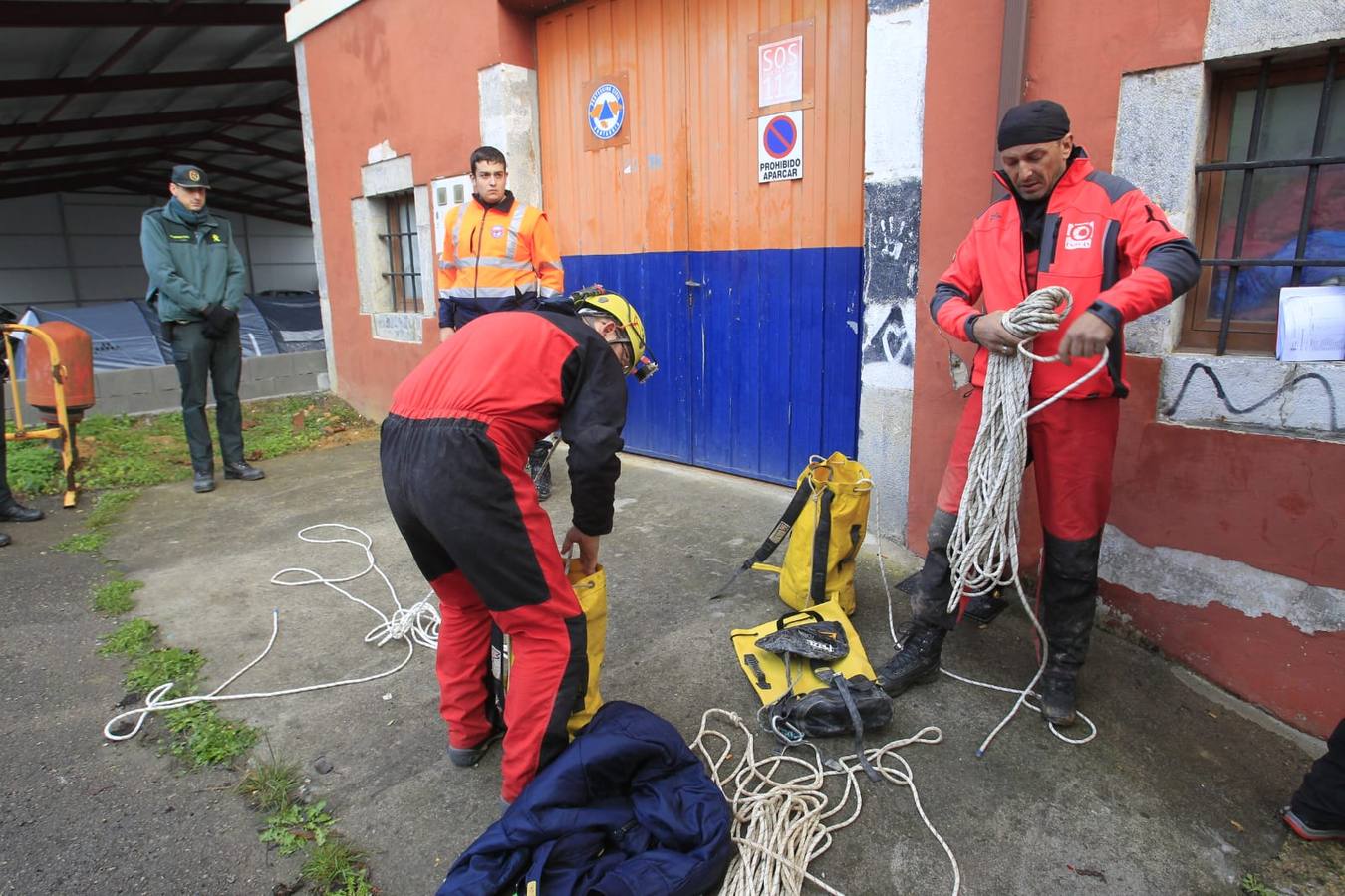 En Arredondo los efectivos de emergencias trabajaron este lunes sin descanso para rescatar a los espeleólogos, a relevos dentro de la cueva para conseguir llegar hasta ellos