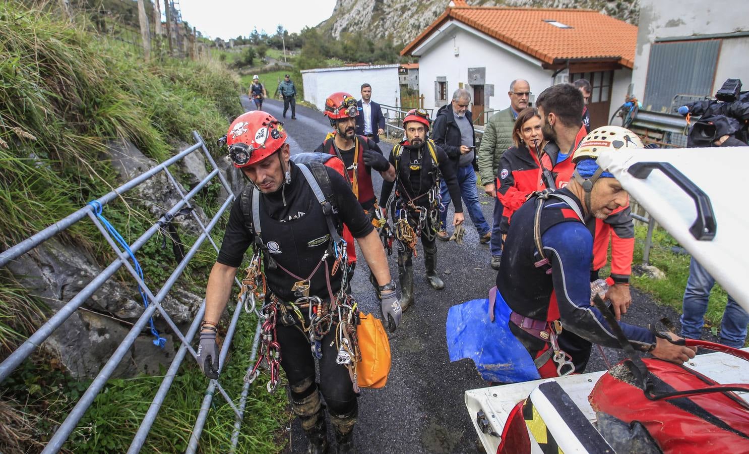 En Arredondo los efectivos de emergencias trabajaron este lunes sin descanso para rescatar a los espeleólogos, a relevos dentro de la cueva para conseguir llegar hasta ellos