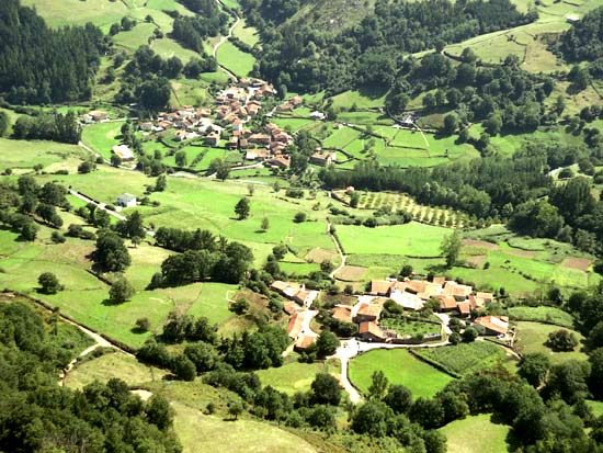 Vista aérea del municipio de Anievas.