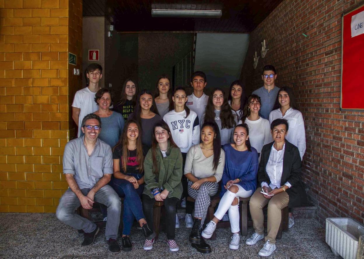  La directora, Maite Collantes, y los tutores, Luis Sierra y Sonia Pacheco, junto a Diego Fernández, Gabriela Campos, Lucía Gallo, Manuel Velasco, Berta Ansola, Mario Rodríguez, Sofía Gallo, Daniela Goya, Lucía Campos, Daniela Esteban, María Alberro, Lucía Fernández, Gemma Ibañez, Carmén Gómez y Celia Pacheco.