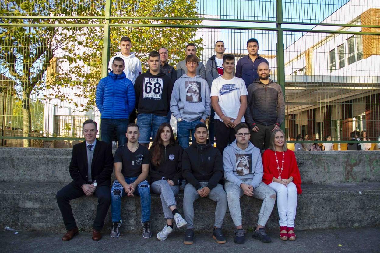 El director, Manuel Hoz, y los tutores, Juan Uriarte y Asun Ruiz, junto a Erik Alonso, Manuel Gallardo, David González, Mario Bedia, Julio Lesarfu, Cristian Abascal, Germán Callejo, Laro Floranes, Manuel Solana, Jonathan Fernández, Alicia Balbás, Bruno Torres y Víctor Casado.