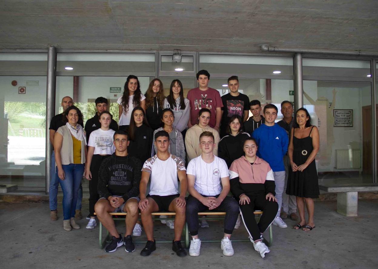  El director, Fernando Otal, y los tutores, Antonio Ruiz, Laura Romero y Paula Díez, junto a Emérito López, Isabel Cano, Andrea Crespo, Estela González, Jordán Díez, Javier Crespo, Víctor Gallo, Daniella Acebo, Estrella Cagigas, Aroa Alonso, Maider Maza, Carla Lavín, Damián López, Jesús Ortiz, Diego Rodríguez, Adrián Ares y Laura Cano.