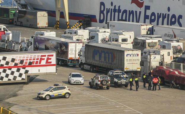 Imagen de archivo con la Policía Portuaria y la Guardia Civil en el control del embarque.