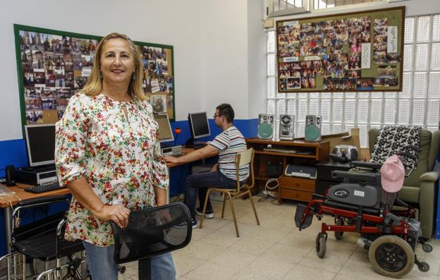 Ricarda García, con su hijo Gonzalo al fondo, en la sede de la asociación 'Una sonrisa'. 