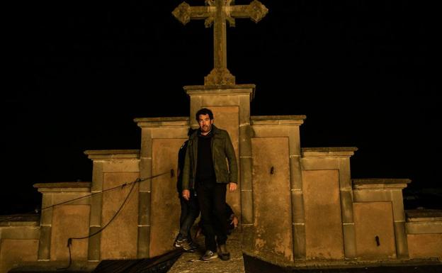 Daniel Calparsoro, en los tejados de la Catedral Nueva vitoriana.