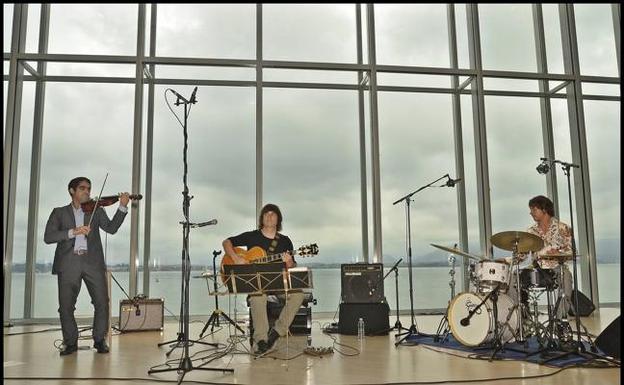 Saúl Crespo (violín), Rubén Ortiz 'Bubby' (guitarra jazz stride) y Germán Caprara (batería), en un concierto reciente. :