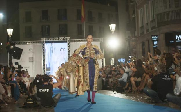 Galería. Imágenes del desfile de Ángel Palazuelos, al fondo, en la Pasarela Larios de Málaga.