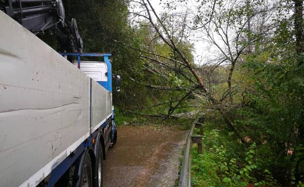 Cortadas al tráfico una decena de carreteras autonómicas y carriles en otras diez