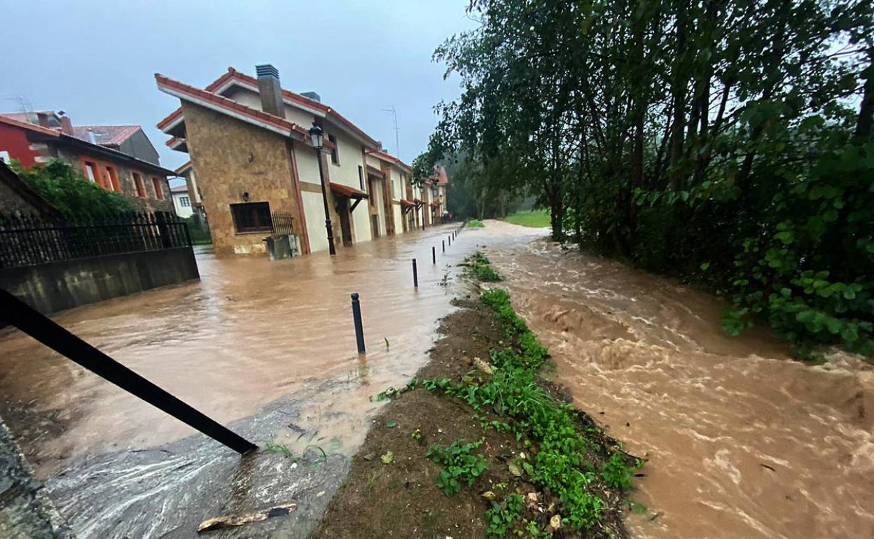 El río Sajón, a su paso por Carrejo, a primera hora de la mañana.