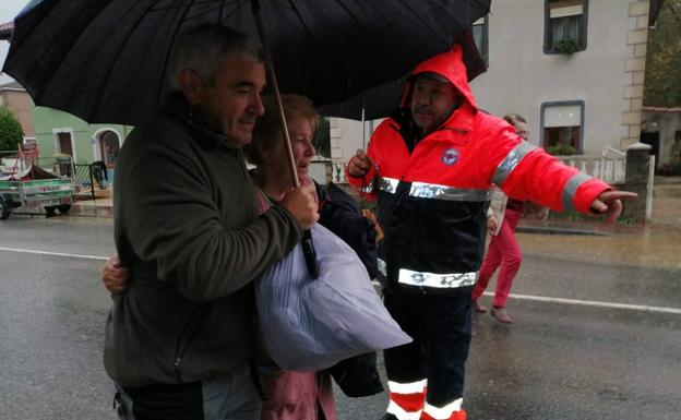 La vecina Camila Gómez es evacuada por su familia en Villanueva de la Peña.