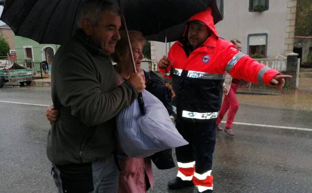 La vecina Camila Gómez, de Villanueva de la Peña, es evacuada por su familia.