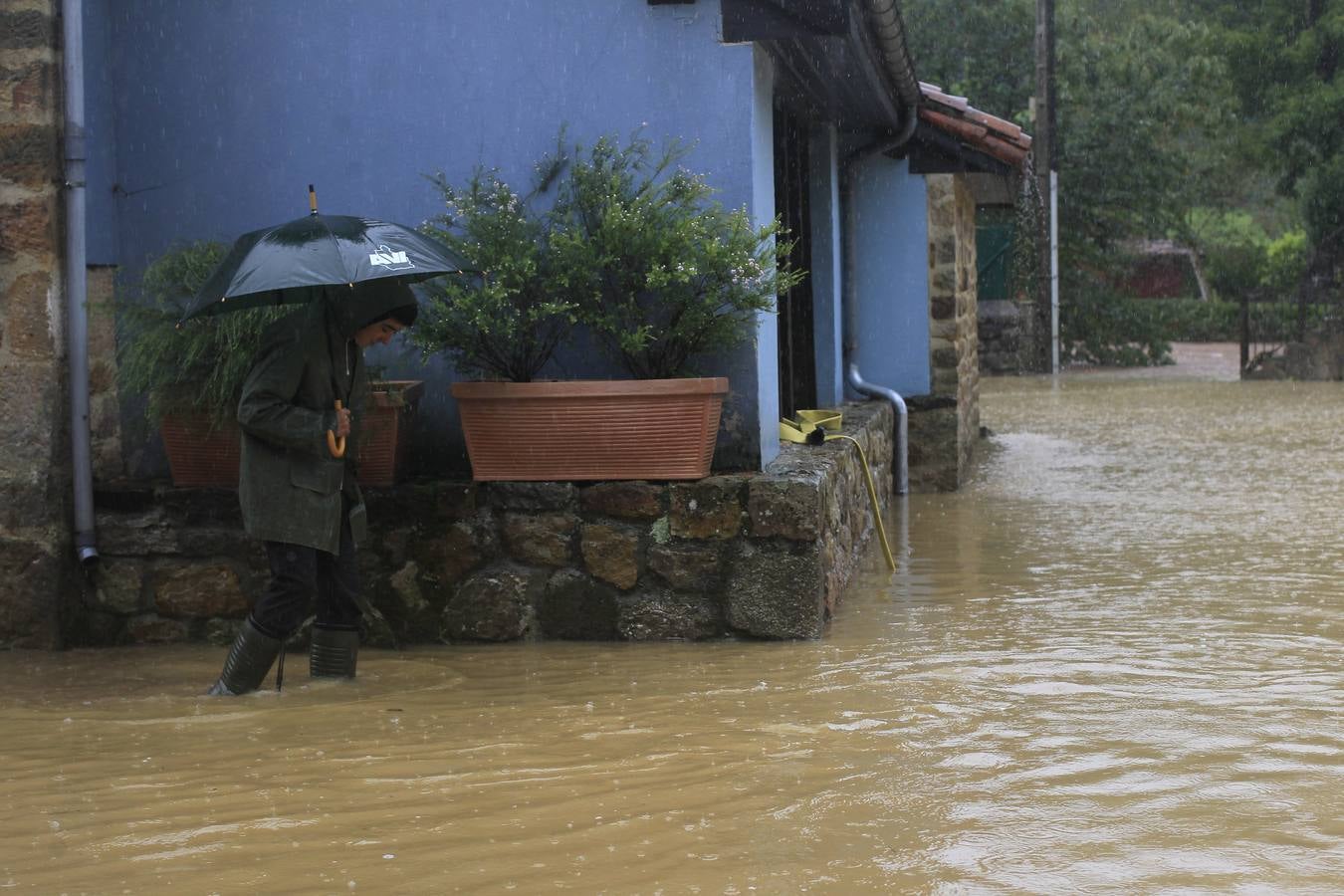 Altura que ha alcanzado el agua en Treceño, a media mañana.