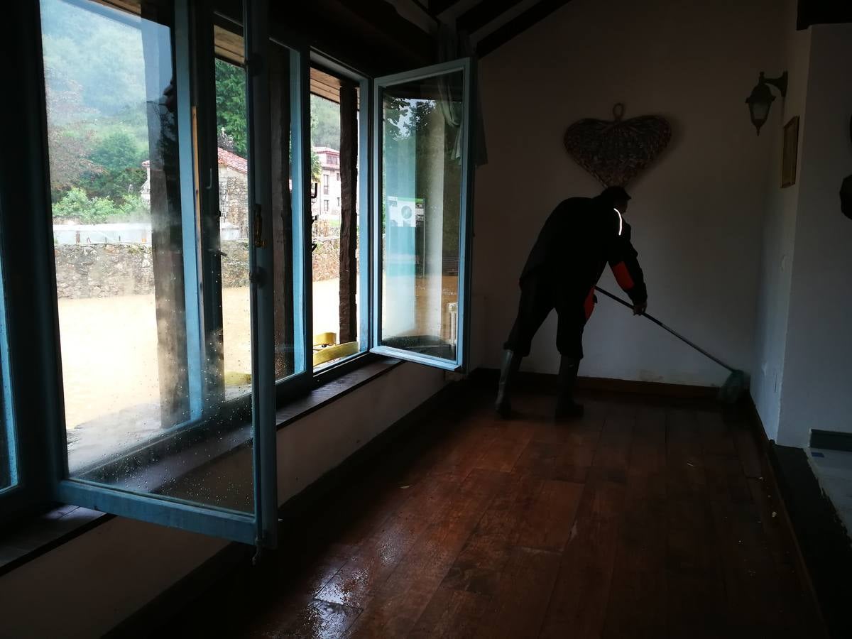 El agua se ha colado en casas y negocios de Treceño.