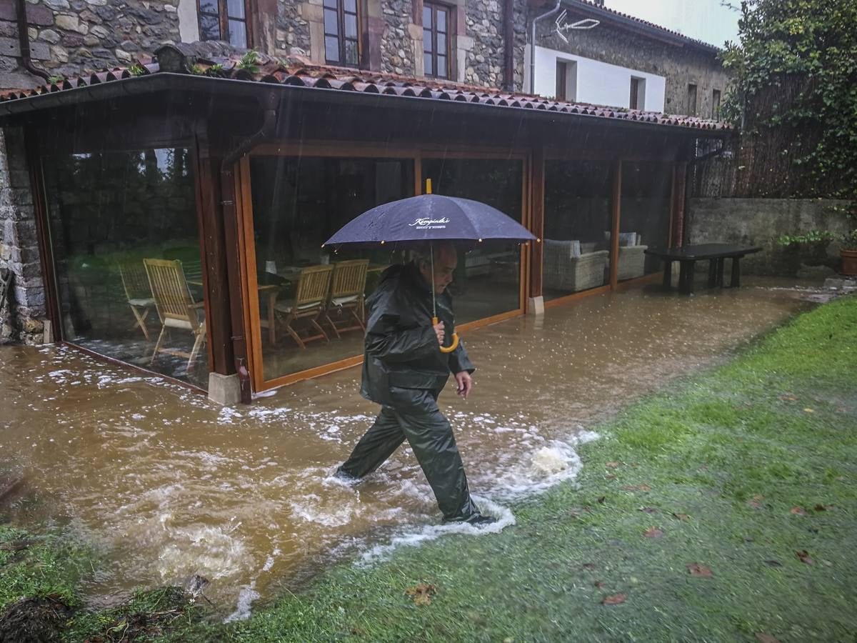 El agua ha entrado en muchas viviendas de Pesués