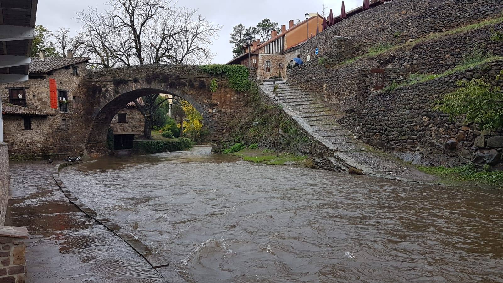 Así bajaba el Deva en Potes