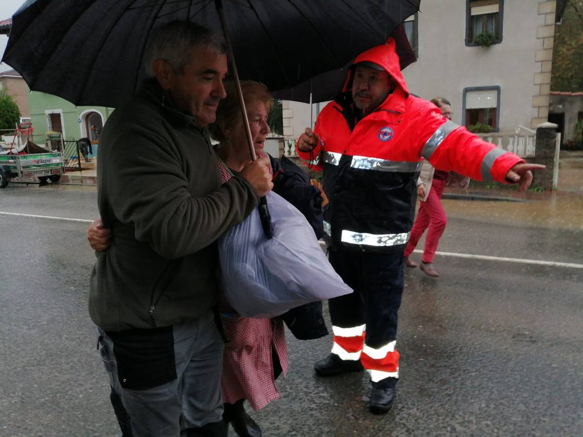 La vecina Camila Gómez, de Villanueva de la Peña (Mazcuerras), es evacuada por su familia