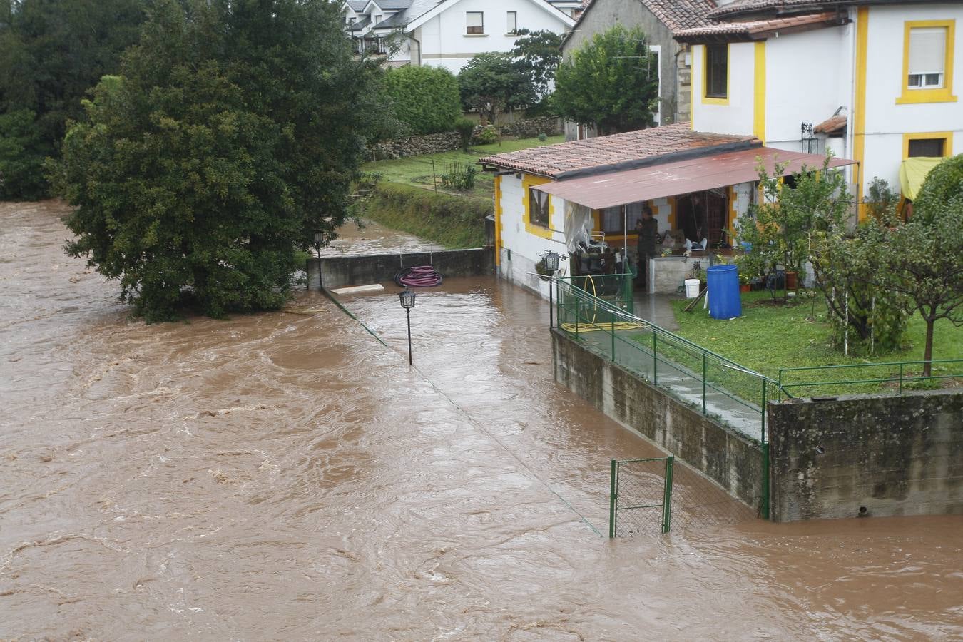 El río cerca una vivienda en Villapresente.