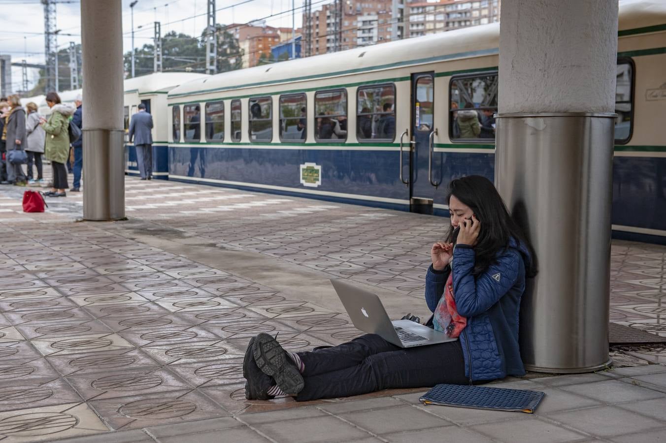 El 'Costa Verde Express', un ferrocarril de lujo, con 13 vagones y 23 habitaciones, recorre la 'España verde', con parada en Cantabria