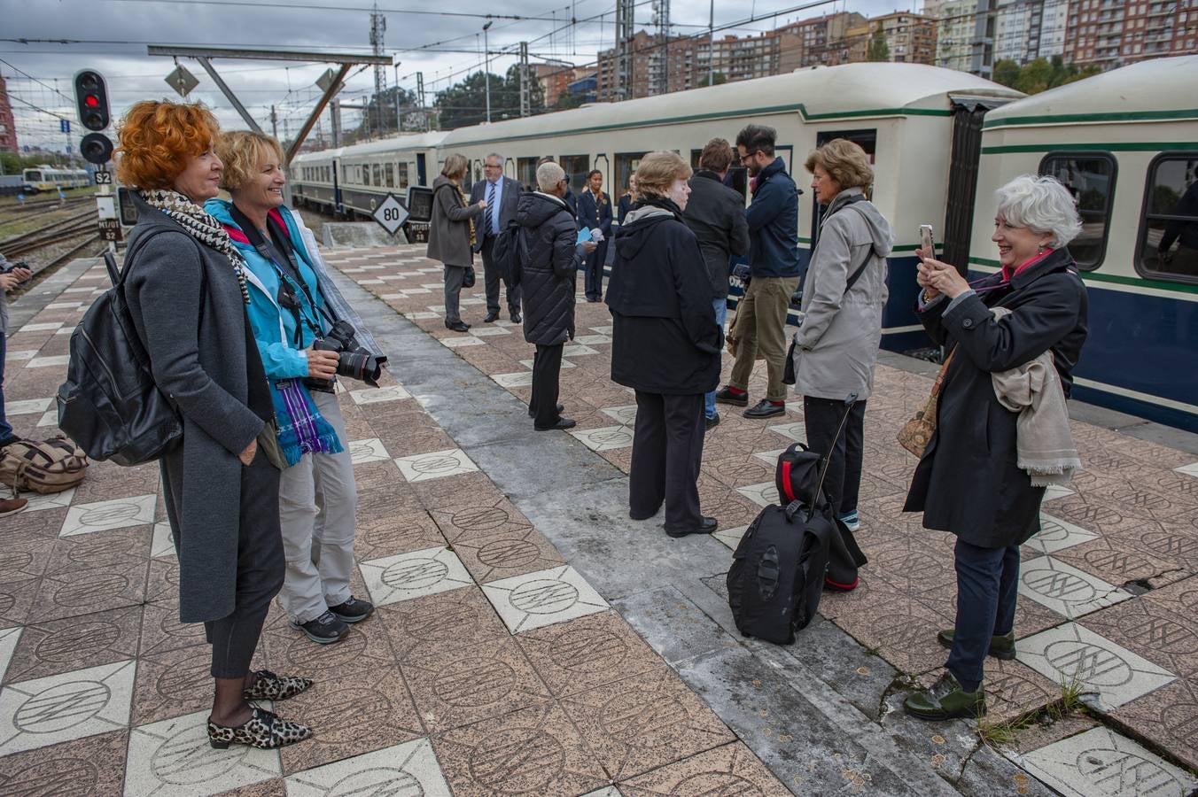 El 'Costa Verde Express', un ferrocarril de lujo, con 13 vagones y 23 habitaciones, recorre la 'España verde', con parada en Cantabria