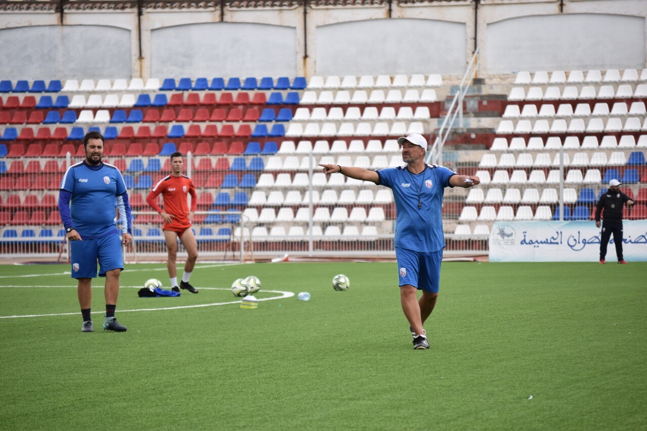 El extécnico del Racing es ahora del flamante líder de la Botola Pro, la primera división de Marruecos, y el Moghreb Athletic Tetouan –el 'MAT', popularmente– es la revelación de la temporada. Un club que el año pasado luchó hasta última hora por mantener la categoría y esta temporada, en un inicio fulgurante, ha encadenado cinco victorias consecutivas. 