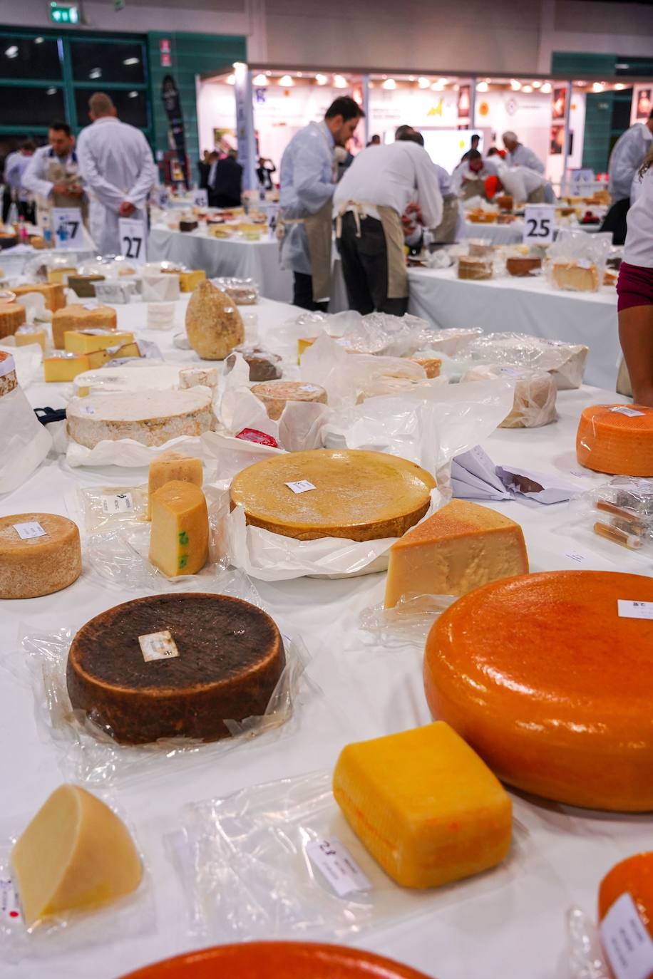 La ciudad de Bérgamo, al norte de Milán (Italia) vivió la edición número 32 de los World Cheese Awards, el apasionante campeonato del mundo de quesos. En la cita de Bérgamo compitieron 3.804 quesos procedentes de 42 países, y evaluados por un equipo de 260 jueces, que se dividieron en grupos de tres o cuatro para ponerse manos a la obra en 85 mesas abarrotadas de quesos. Tras probarlos, cada uno de ellos fue calificado con una medalla de oro, de plata, de bronce o ninguna. Tuvieron en cuenta su apariencia, textura, aroma y sabor. Los 84 mejores recibieron la distinción Super Gold (Súper Oro). Tras una nueva selección, 16 productos pasaron a una ronda final.El ganador absoluto este año ha sido River Blue, un queso azul, orgánico, elaborado con leche de vaca por la quesería Rogue Creamery, en Oregón, Estados Unidos. Se trata del primer campeón estadounidense en la historia los World Cheese Awards.