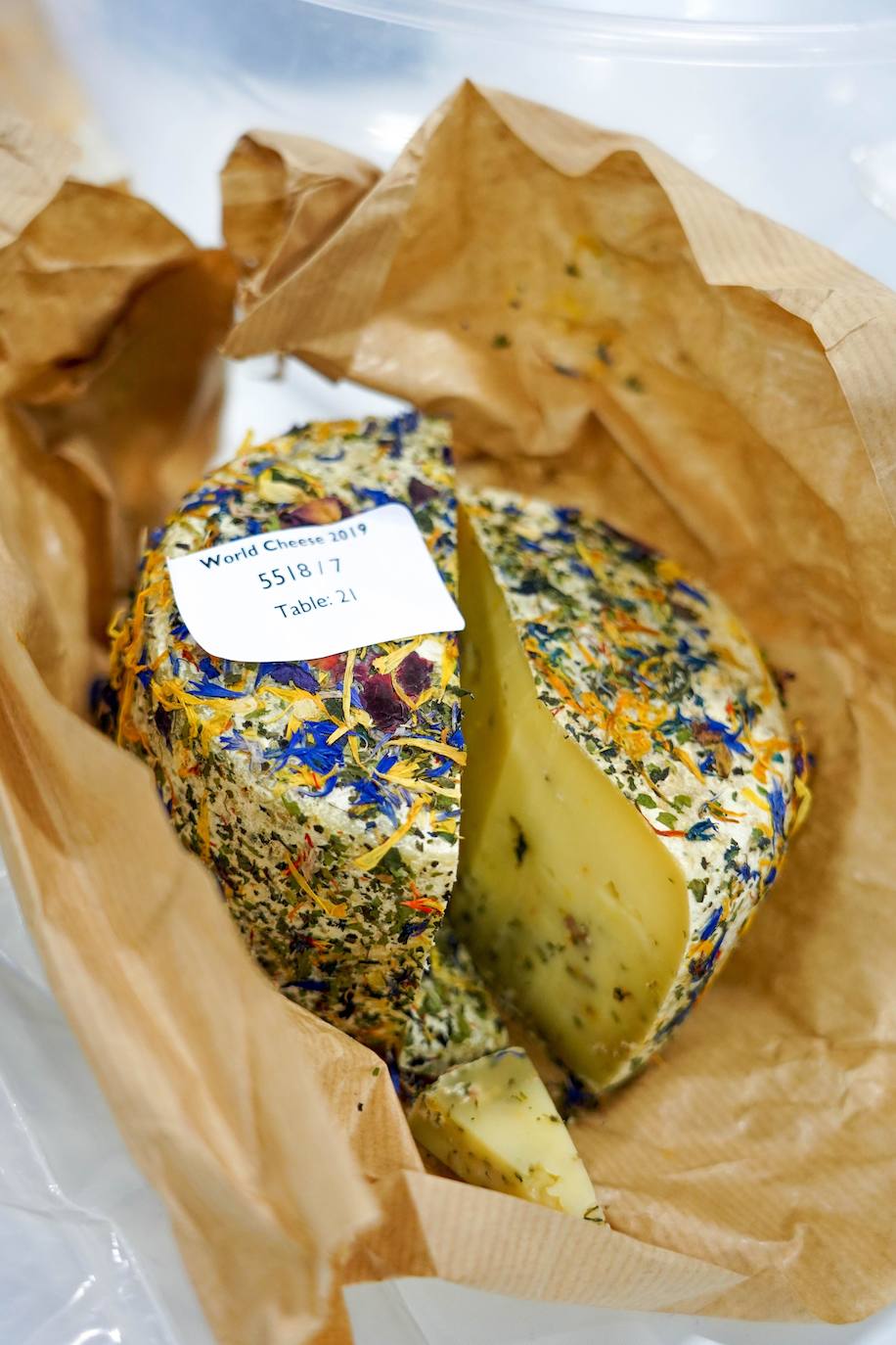 La ciudad de Bérgamo, al norte de Milán (Italia) vivió la edición número 32 de los World Cheese Awards, el apasionante campeonato del mundo de quesos. En la cita de Bérgamo compitieron 3.804 quesos procedentes de 42 países, y evaluados por un equipo de 260 jueces, que se dividieron en grupos de tres o cuatro para ponerse manos a la obra en 85 mesas abarrotadas de quesos. Tras probarlos, cada uno de ellos fue calificado con una medalla de oro, de plata, de bronce o ninguna. Tuvieron en cuenta su apariencia, textura, aroma y sabor. Los 84 mejores recibieron la distinción Super Gold (Súper Oro). Tras una nueva selección, 16 productos pasaron a una ronda final.El ganador absoluto este año ha sido River Blue, un queso azul, orgánico, elaborado con leche de vaca por la quesería Rogue Creamery, en Oregón, Estados Unidos. Se trata del primer campeón estadounidense en la historia los World Cheese Awards.