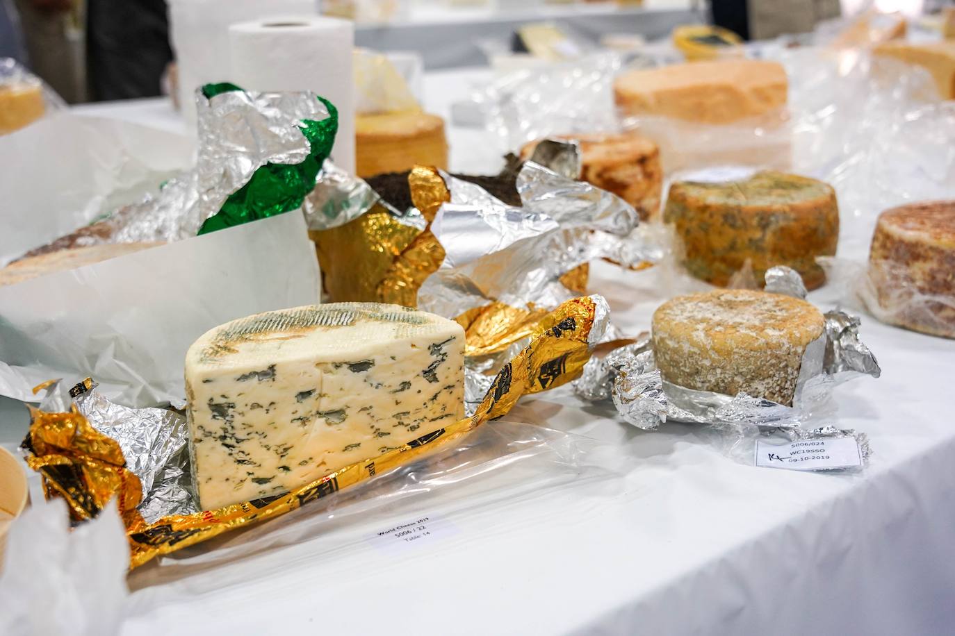 La ciudad de Bérgamo, al norte de Milán (Italia) vivió la edición número 32 de los World Cheese Awards, el apasionante campeonato del mundo de quesos. En la cita de Bérgamo compitieron 3.804 quesos procedentes de 42 países, y evaluados por un equipo de 260 jueces, que se dividieron en grupos de tres o cuatro para ponerse manos a la obra en 85 mesas abarrotadas de quesos. Tras probarlos, cada uno de ellos fue calificado con una medalla de oro, de plata, de bronce o ninguna. Tuvieron en cuenta su apariencia, textura, aroma y sabor. Los 84 mejores recibieron la distinción Super Gold (Súper Oro). Tras una nueva selección, 16 productos pasaron a una ronda final.El ganador absoluto este año ha sido River Blue, un queso azul, orgánico, elaborado con leche de vaca por la quesería Rogue Creamery, en Oregón, Estados Unidos. Se trata del primer campeón estadounidense en la historia los World Cheese Awards.