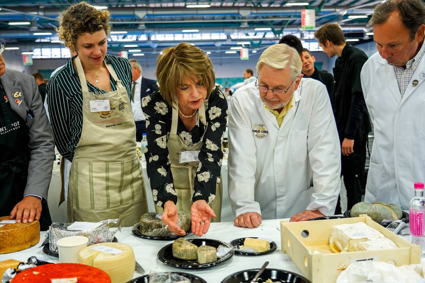 La ciudad de Bérgamo, al norte de Milán (Italia) vivió la edición número 32 de los World Cheese Awards, el apasionante campeonato del mundo de quesos. En la cita de Bérgamo compitieron 3.804 quesos procedentes de 42 países, y evaluados por un equipo de 260 jueces, que se dividieron en grupos de tres o cuatro para ponerse manos a la obra en 85 mesas abarrotadas de quesos. Tras probarlos, cada uno de ellos fue calificado con una medalla de oro, de plata, de bronce o ninguna. Tuvieron en cuenta su apariencia, textura, aroma y sabor. Los 84 mejores recibieron la distinción Super Gold (Súper Oro). Tras una nueva selección, 16 productos pasaron a una ronda final.El ganador absoluto este año ha sido River Blue, un queso azul, orgánico, elaborado con leche de vaca por la quesería Rogue Creamery, en Oregón, Estados Unidos. Se trata del primer campeón estadounidense en la historia los World Cheese Awards.