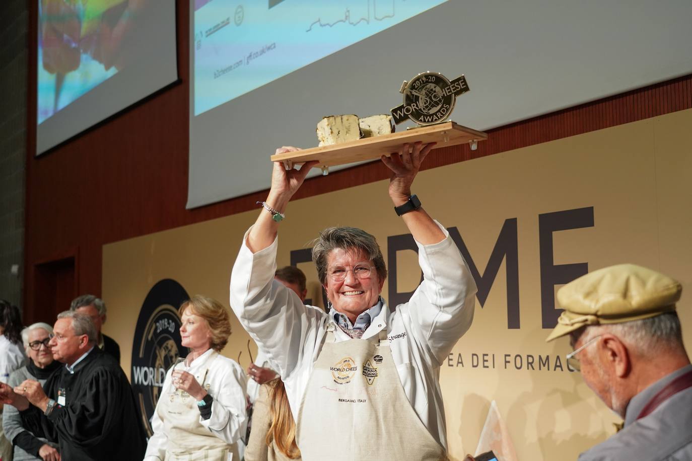 La ciudad de Bérgamo, al norte de Milán (Italia) vivió la edición número 32 de los World Cheese Awards, el apasionante campeonato del mundo de quesos. En la cita de Bérgamo compitieron 3.804 quesos procedentes de 42 países, y evaluados por un equipo de 260 jueces, que se dividieron en grupos de tres o cuatro para ponerse manos a la obra en 85 mesas abarrotadas de quesos. Tras probarlos, cada uno de ellos fue calificado con una medalla de oro, de plata, de bronce o ninguna. Tuvieron en cuenta su apariencia, textura, aroma y sabor. Los 84 mejores recibieron la distinción Super Gold (Súper Oro). Tras una nueva selección, 16 productos pasaron a una ronda final.El ganador absoluto este año ha sido River Blue, un queso azul, orgánico, elaborado con leche de vaca por la quesería Rogue Creamery, en Oregón, Estados Unidos. Se trata del primer campeón estadounidense en la historia los World Cheese Awards.