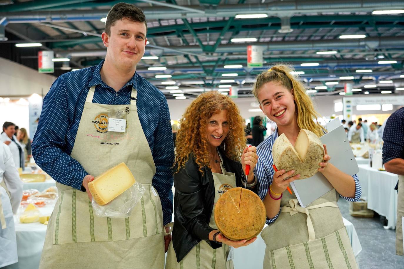 La ciudad de Bérgamo, al norte de Milán (Italia) vivió la edición número 32 de los World Cheese Awards, el apasionante campeonato del mundo de quesos. En la cita de Bérgamo compitieron 3.804 quesos procedentes de 42 países, y evaluados por un equipo de 260 jueces, que se dividieron en grupos de tres o cuatro para ponerse manos a la obra en 85 mesas abarrotadas de quesos. Tras probarlos, cada uno de ellos fue calificado con una medalla de oro, de plata, de bronce o ninguna. Tuvieron en cuenta su apariencia, textura, aroma y sabor. Los 84 mejores recibieron la distinción Super Gold (Súper Oro). Tras una nueva selección, 16 productos pasaron a una ronda final.El ganador absoluto este año ha sido River Blue, un queso azul, orgánico, elaborado con leche de vaca por la quesería Rogue Creamery, en Oregón, Estados Unidos. Se trata del primer campeón estadounidense en la historia los World Cheese Awards.