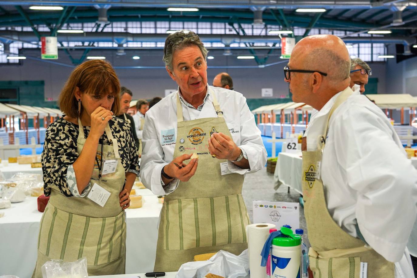 La ciudad de Bérgamo, al norte de Milán (Italia) vivió la edición número 32 de los World Cheese Awards, el apasionante campeonato del mundo de quesos. En la cita de Bérgamo compitieron 3.804 quesos procedentes de 42 países, y evaluados por un equipo de 260 jueces, que se dividieron en grupos de tres o cuatro para ponerse manos a la obra en 85 mesas abarrotadas de quesos. Tras probarlos, cada uno de ellos fue calificado con una medalla de oro, de plata, de bronce o ninguna. Tuvieron en cuenta su apariencia, textura, aroma y sabor. Los 84 mejores recibieron la distinción Super Gold (Súper Oro). Tras una nueva selección, 16 productos pasaron a una ronda final.El ganador absoluto este año ha sido River Blue, un queso azul, orgánico, elaborado con leche de vaca por la quesería Rogue Creamery, en Oregón, Estados Unidos. Se trata del primer campeón estadounidense en la historia los World Cheese Awards.