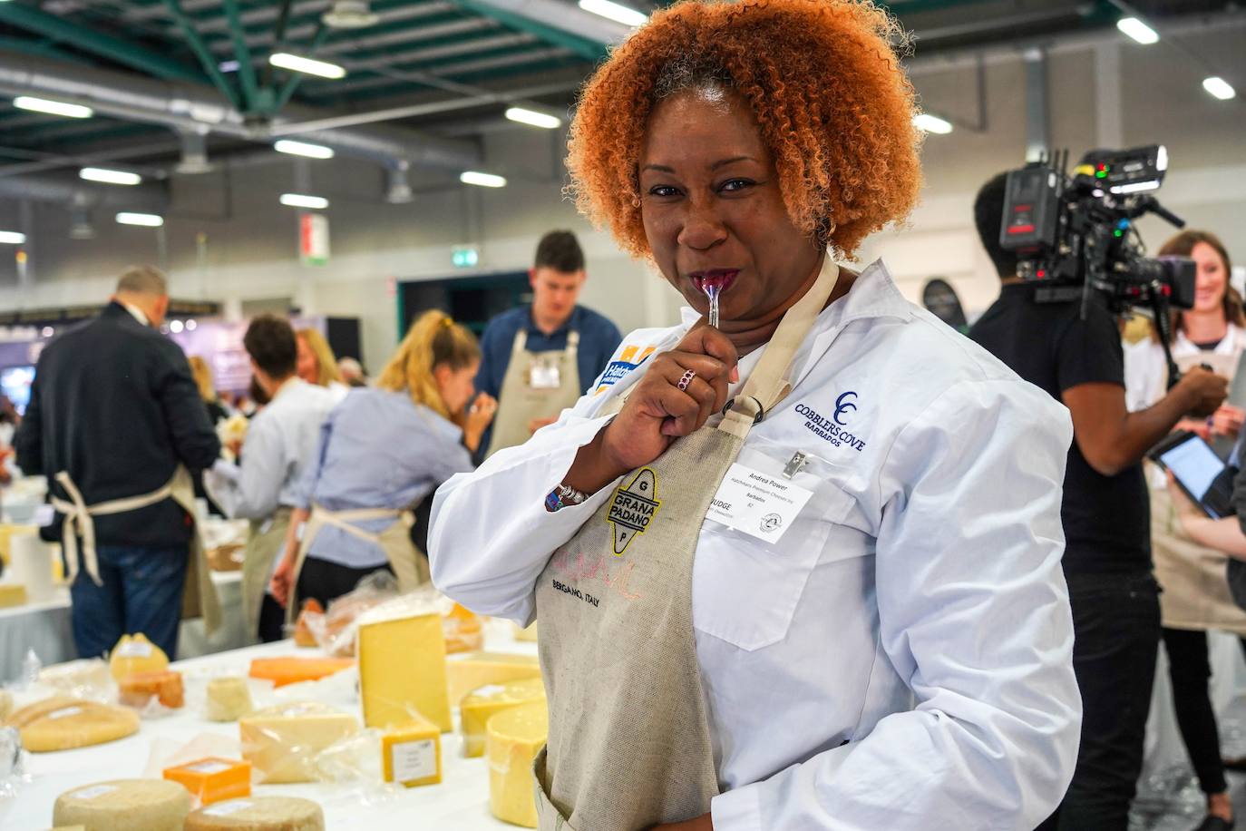 La ciudad de Bérgamo, al norte de Milán (Italia) vivió la edición número 32 de los World Cheese Awards, el apasionante campeonato del mundo de quesos. En la cita de Bérgamo compitieron 3.804 quesos procedentes de 42 países, y evaluados por un equipo de 260 jueces, que se dividieron en grupos de tres o cuatro para ponerse manos a la obra en 85 mesas abarrotadas de quesos. Tras probarlos, cada uno de ellos fue calificado con una medalla de oro, de plata, de bronce o ninguna. Tuvieron en cuenta su apariencia, textura, aroma y sabor. Los 84 mejores recibieron la distinción Super Gold (Súper Oro). Tras una nueva selección, 16 productos pasaron a una ronda final.El ganador absoluto este año ha sido River Blue, un queso azul, orgánico, elaborado con leche de vaca por la quesería Rogue Creamery, en Oregón, Estados Unidos. Se trata del primer campeón estadounidense en la historia los World Cheese Awards.