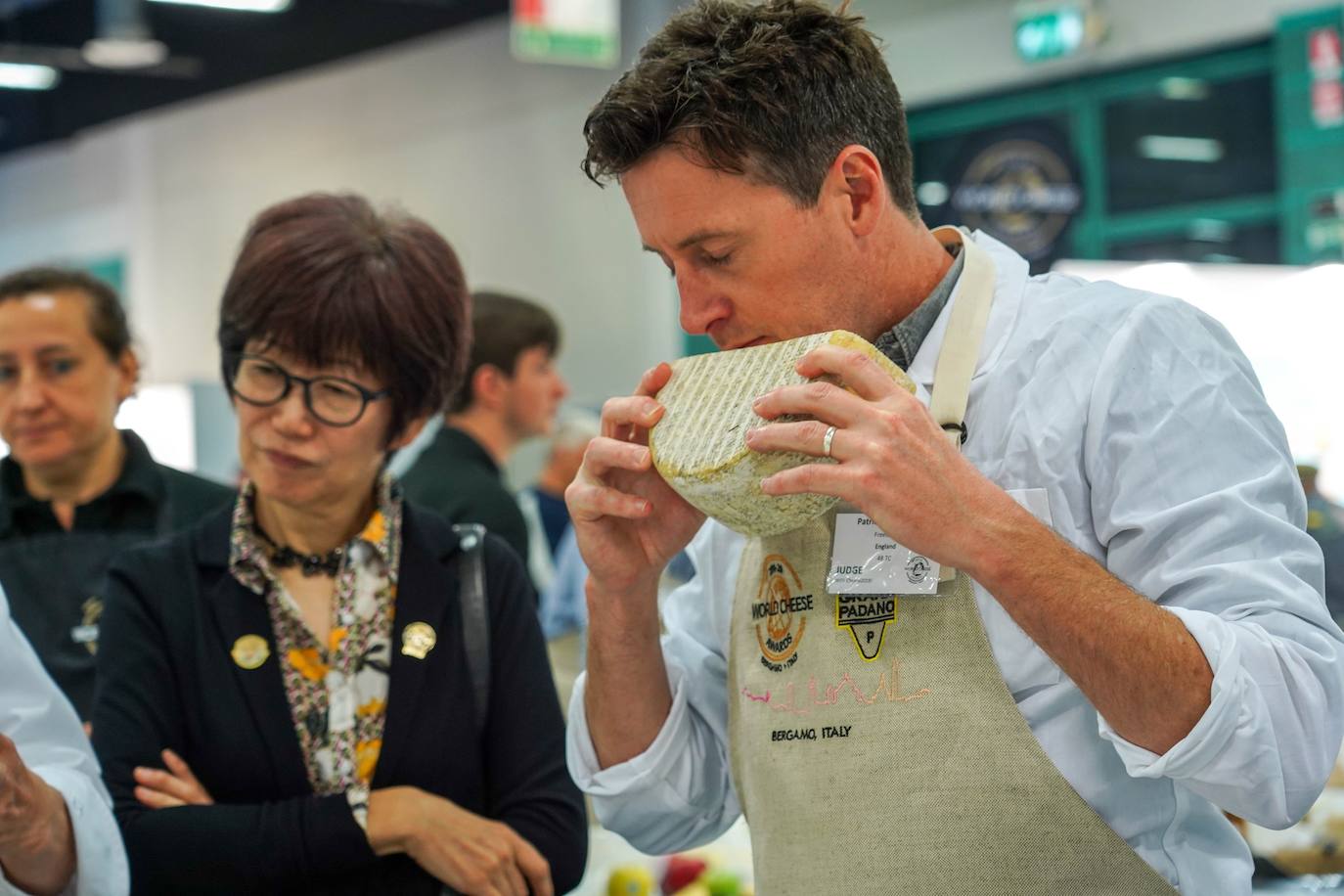 La ciudad de Bérgamo, al norte de Milán (Italia) vivió la edición número 32 de los World Cheese Awards, el apasionante campeonato del mundo de quesos. En la cita de Bérgamo compitieron 3.804 quesos procedentes de 42 países, y evaluados por un equipo de 260 jueces, que se dividieron en grupos de tres o cuatro para ponerse manos a la obra en 85 mesas abarrotadas de quesos. Tras probarlos, cada uno de ellos fue calificado con una medalla de oro, de plata, de bronce o ninguna. Tuvieron en cuenta su apariencia, textura, aroma y sabor. Los 84 mejores recibieron la distinción Super Gold (Súper Oro). Tras una nueva selección, 16 productos pasaron a una ronda final.El ganador absoluto este año ha sido River Blue, un queso azul, orgánico, elaborado con leche de vaca por la quesería Rogue Creamery, en Oregón, Estados Unidos. Se trata del primer campeón estadounidense en la historia los World Cheese Awards.