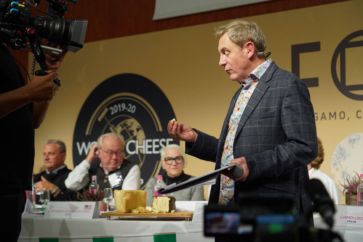 La ciudad de Bérgamo, al norte de Milán (Italia) vivió la edición número 32 de los World Cheese Awards, el apasionante campeonato del mundo de quesos. En la cita de Bérgamo compitieron 3.804 quesos procedentes de 42 países, y evaluados por un equipo de 260 jueces, que se dividieron en grupos de tres o cuatro para ponerse manos a la obra en 85 mesas abarrotadas de quesos. Tras probarlos, cada uno de ellos fue calificado con una medalla de oro, de plata, de bronce o ninguna. Tuvieron en cuenta su apariencia, textura, aroma y sabor. Los 84 mejores recibieron la distinción Super Gold (Súper Oro). Tras una nueva selección, 16 productos pasaron a una ronda final.El ganador absoluto este año ha sido River Blue, un queso azul, orgánico, elaborado con leche de vaca por la quesería Rogue Creamery, en Oregón, Estados Unidos. Se trata del primer campeón estadounidense en la historia los World Cheese Awards.