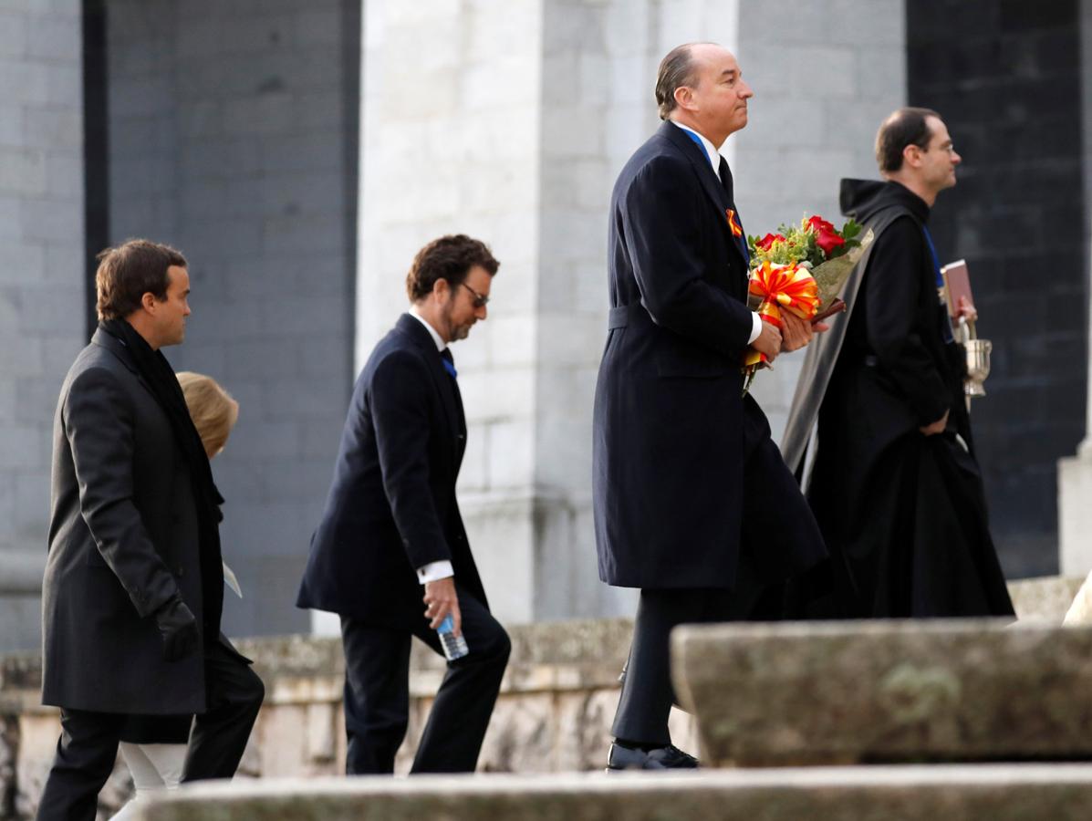 El abogado de la familia Franco, Luis Felipe Utrera Molina, (2d), Jaime Ardid Martínez-Bordiú (2i) y Francisco Franco Suelves (i) a su llegada al Valle de los Caídos.