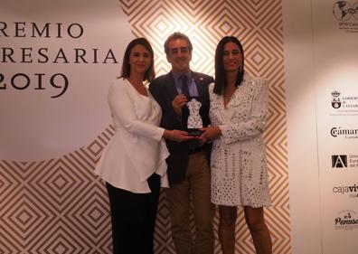 Imagen secundaria 1 - Las empresarias cántabras premian a la diseñadora Odette Álvarez